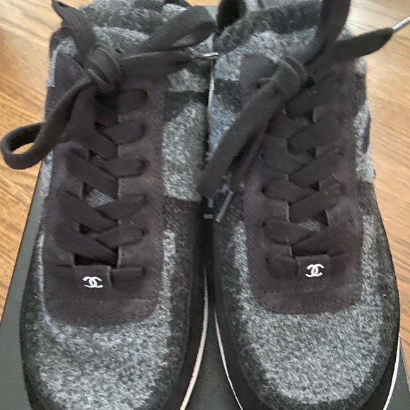 Purchased shoe they run narrow. Tried them on a few times never worn outside - Picture 2 of 5